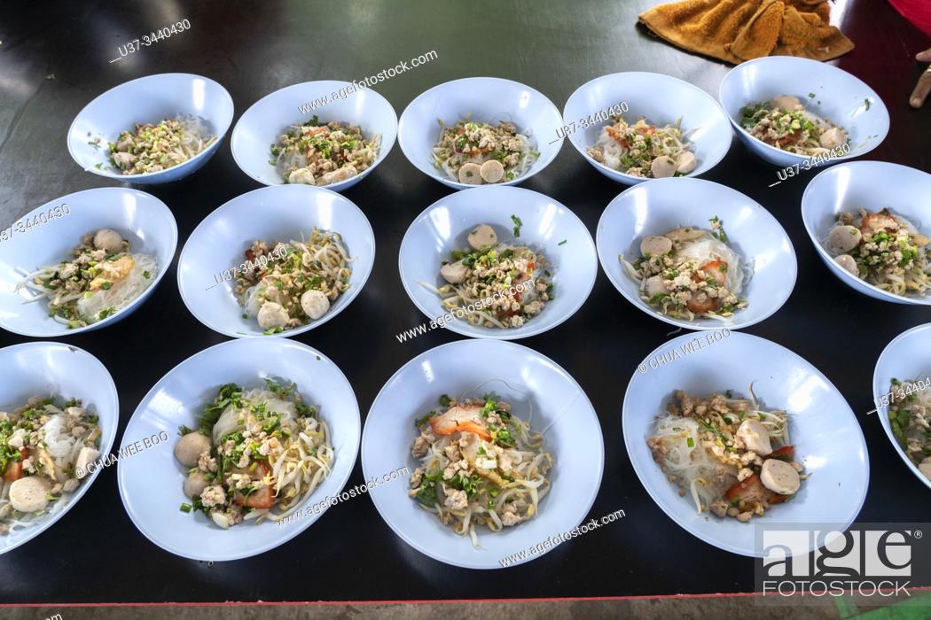 Photo de stock: Rice flat noodle in bowls at Wat Tham Phrathat Khao Prang Nikhom Lamnarai, Chai Badan District, Loburi, Thailand.