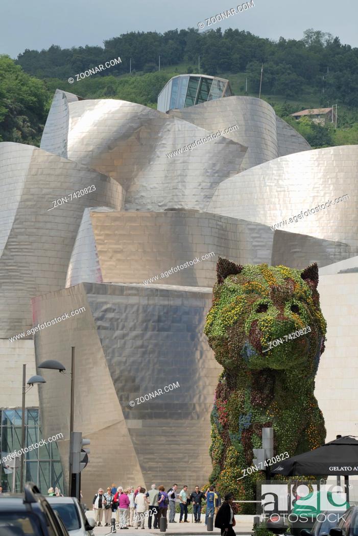 Stock Photo: Hund aus Pflanzen bewacht den Eingang zum Guggenheim Museum in Bilbao, 30.5.2015, Foto: Robert B. Fishman.