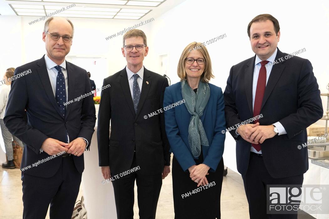 Imagen: left to right Dr. Urban MAURER, State Secretary in the Ministry for Schools and Education of the State of North Rhine-Westphalia, Rafe COURAGE.