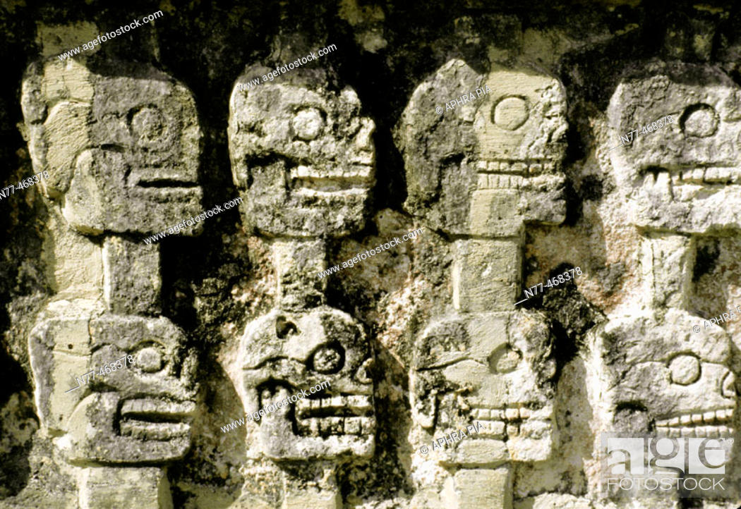 Imagen: Wall of Skulls. Tzompantli or Platform of Skulls. Chichen Itza, Yucatan, Mexico.