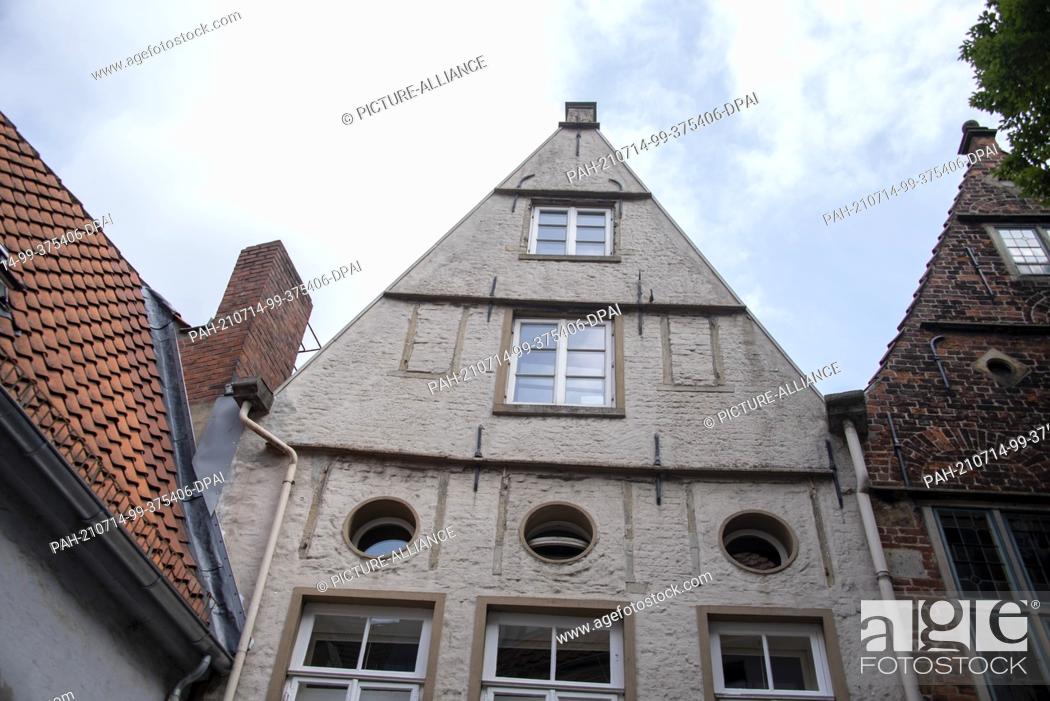 Stock Photo: 10 July 2021, Bremen: Gabled houses in the historic craftsmen's quarter Schnoor. Photo: Stephan Schulz/dpa-Zentralbild/ZB. - Bremen/Bremen/Germany.