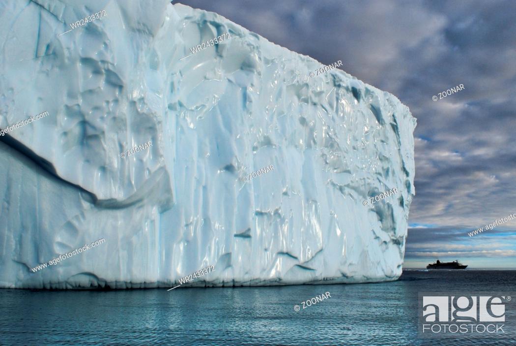 Photo de stock: Iceberg and cruising ship, Disco Bay, Greenland.