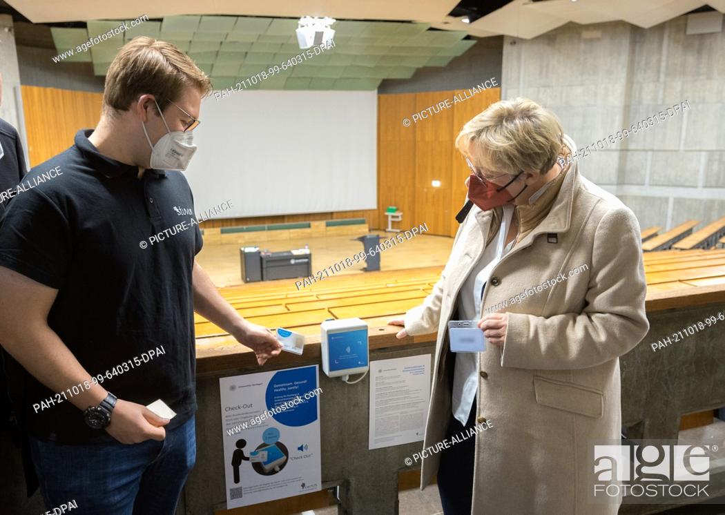 Stock Photo: 18 October 2021, Baden-Wuerttemberg, Stuttgart: A student explains the functioning of a registration scanner to Theresia Bauer (r, Bündnis 90/Die Grünen).