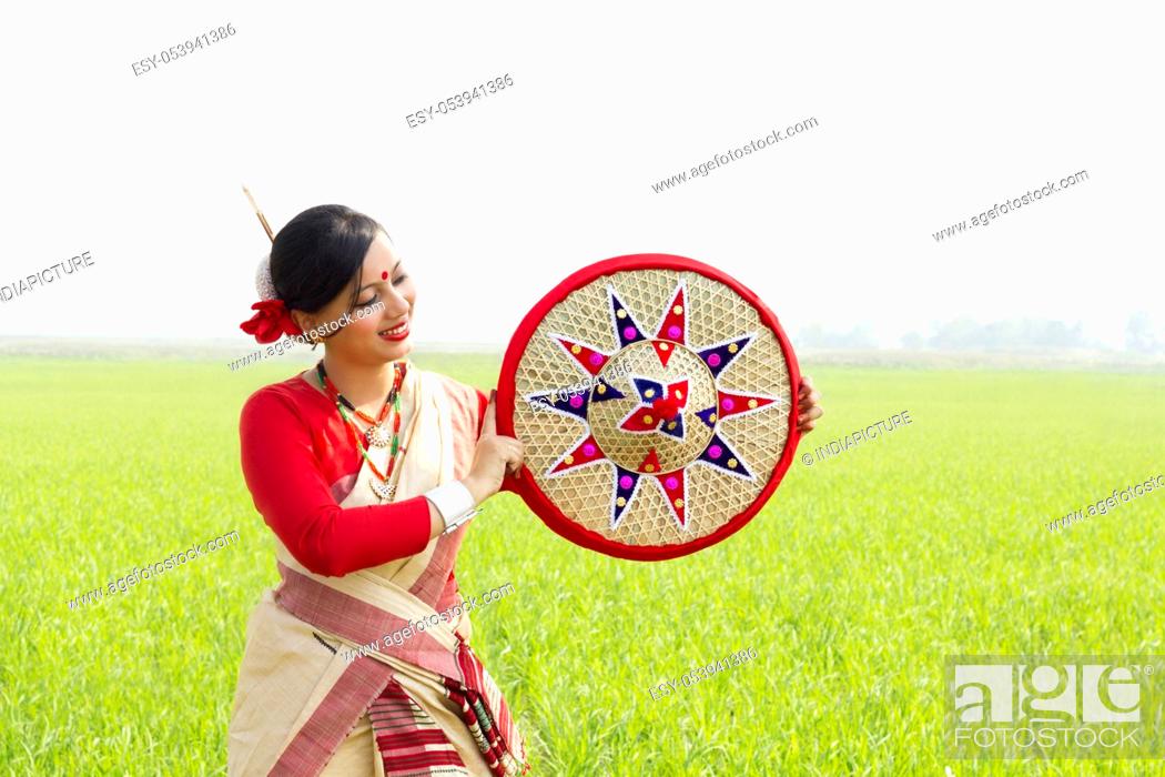 Imagen: Bihu woman holding a jaapi.