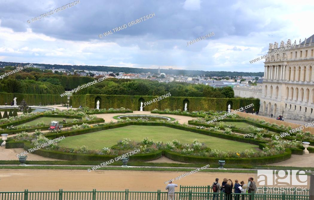 Stock Photo: Visitors walk through the park of the Palace of Versailles on the outskirts of Paris, Germany, 10 September 2013. The former hunting of Louis XI.