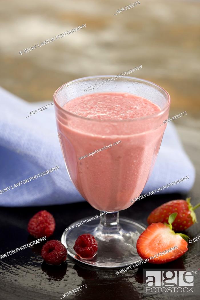 Stock Photo: batido de fresa, frambuesa y yogurt.