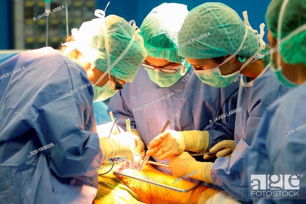 Imagen: Hip replacement surgery, Orthopedics and Trauma surgery, Surgeon, Operating Theatre, Donostia Hospital, San Sebastian, Donostia, Gipuzkoa, Basque Country, Spain.