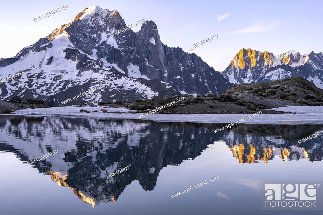 Imagen: Morning atmosphere at sunrise, water reflection in Lac Blanc, mountain top, Aiguille Verte, Grandes Jorasses, Aiguille du Moine, Mont Blanc, Mont Blanc massif.