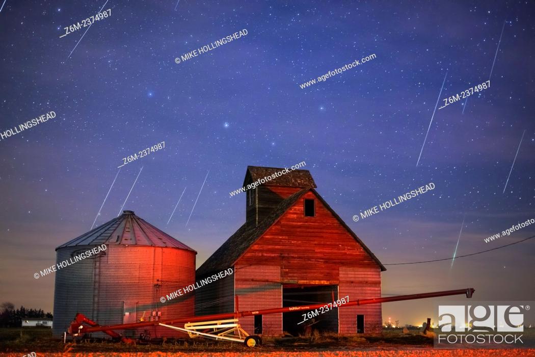 Photo de stock: Geminid meteors streak across the sky behind a barn in western Iowa.