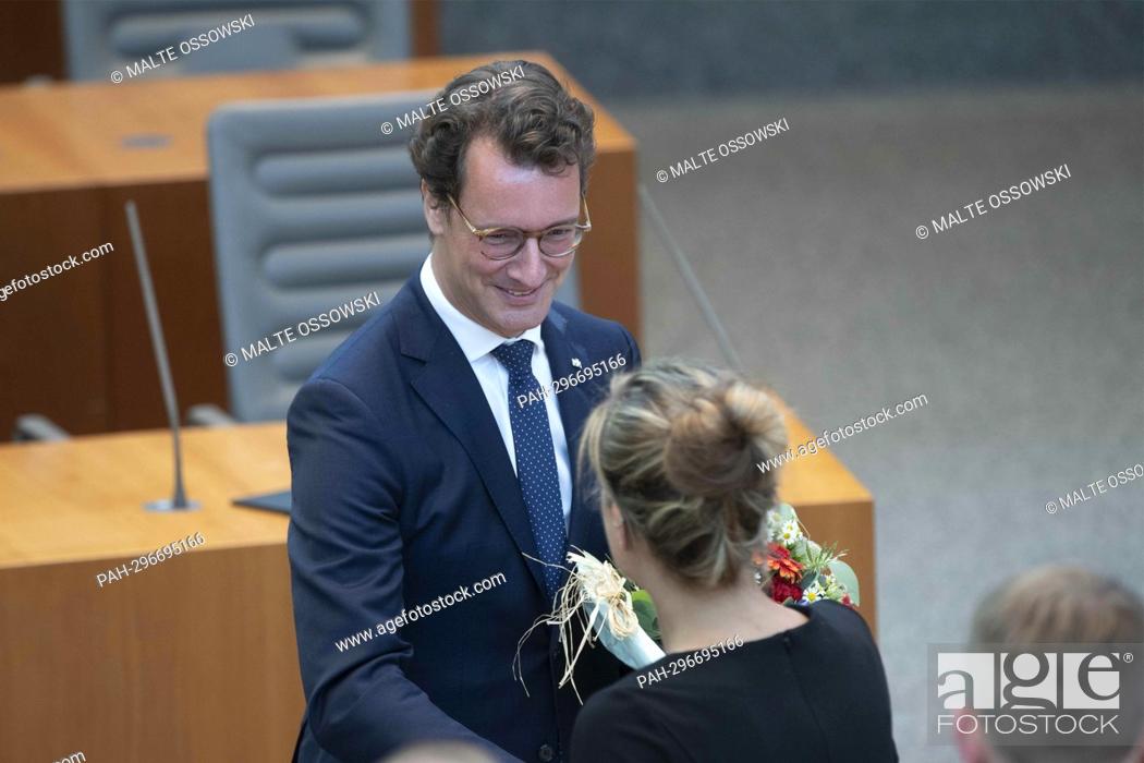 Stock Photo: Hendrik WUEST, WÃ-st, CDU, Prime Minister of North Rhine-Westphalia, receives the congratulations from Mona NEUBAUR, top candidate of Bündnis 90/Die Grünen in.