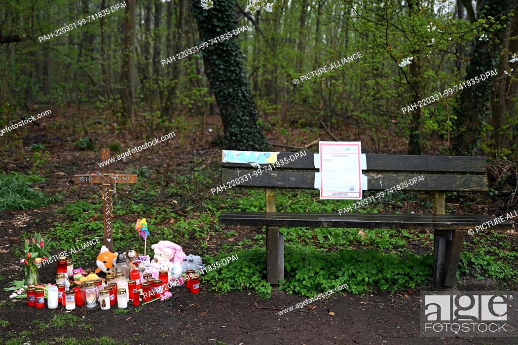Photo de stock: 31 March 2022, North Rhine-Westphalia, Mönchengladbach: Candles and stuffed animals stand at the site where a newborn baby was found killed.