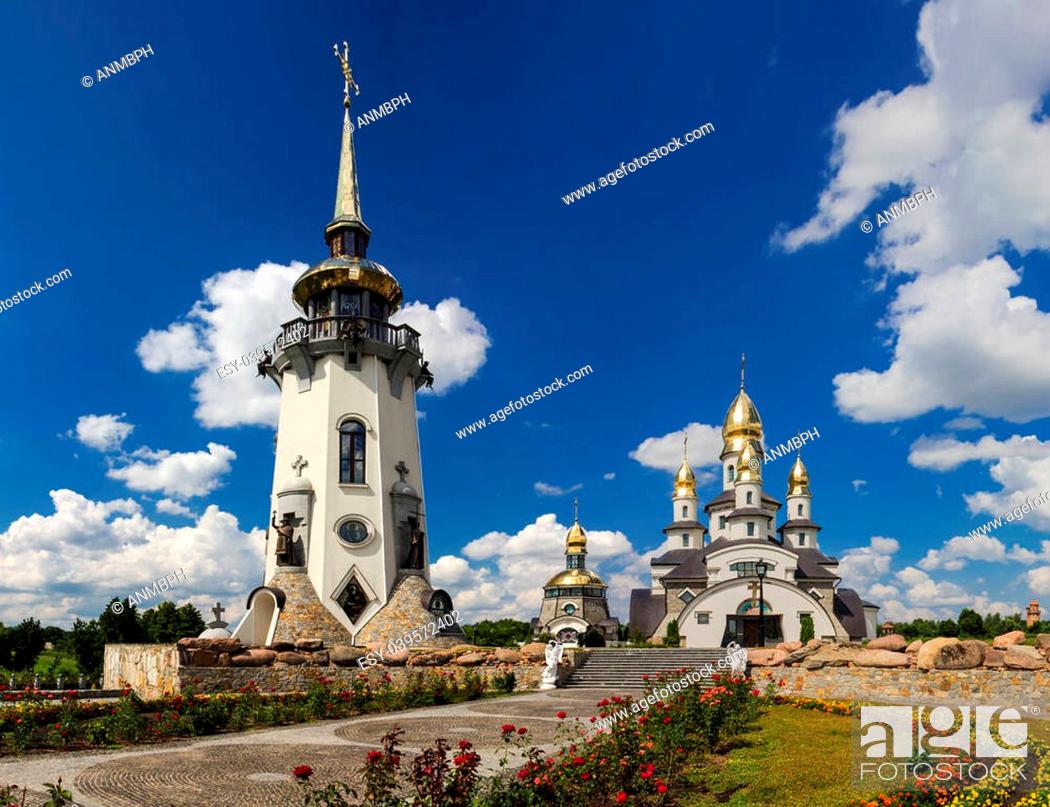 Imagen: Church of St. Eugene and the bell tower of St. Daniel the village Buki, Kiev, Ukraine.