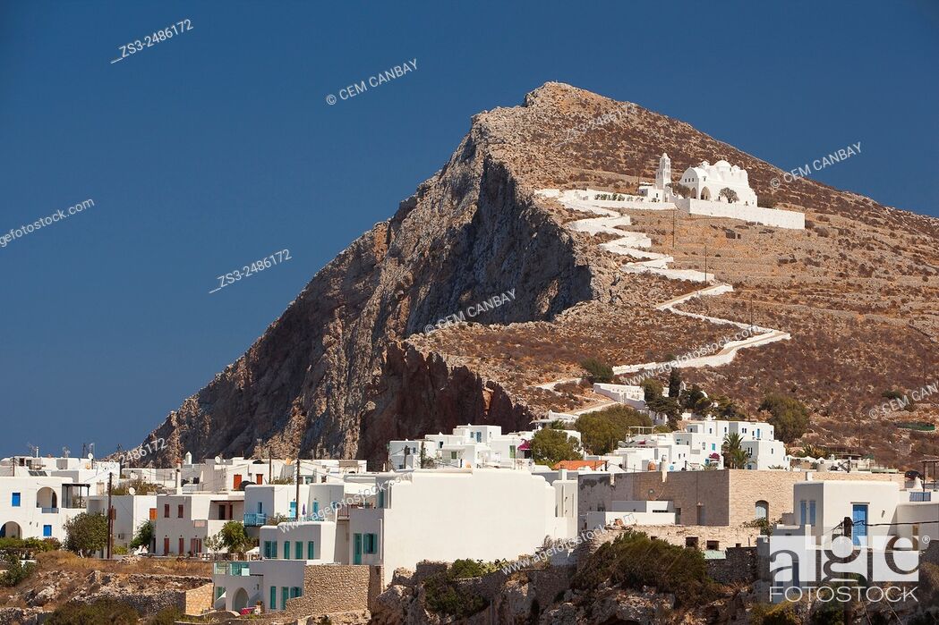 Imagen: Panagia Kimissis church situated at the cliff in Hora, Folegandros, Cyclades Islands, Greek Islands, Greece, Europe.