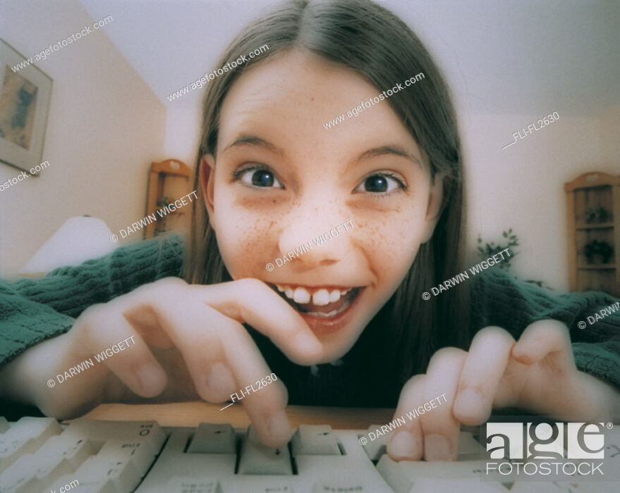 Imagen: Girl playing on computer keyboard.