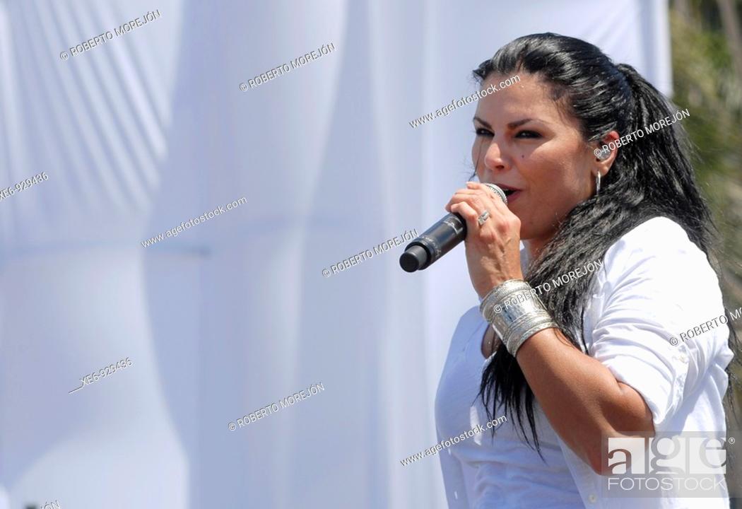 Stock Photo: La cantante Olga Tañón, de Puerto Rico, ganadora de cinco premios Grammy, cantando en el segundo concierto 'Paz sin Fronteras' que se realizó en la Plaza de la.