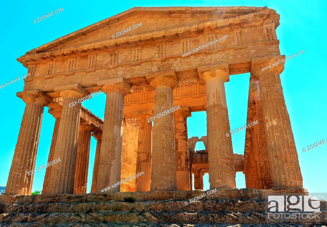 Imagen: Temple of Concordia in famous ancient Greece Valley of Temples, Agrigento, Sicily, Italy. UNESCO World Heritage Site. Some lens flares from sunshine available.