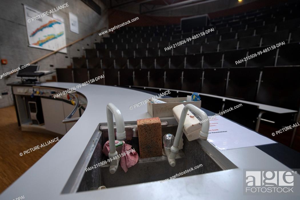 Stock Photo: PRODUCTION - 28 April 2021, Hessen, Fulda: A sponge stands in a sink in a lecture hall at Fulda University of Applied Sciences.