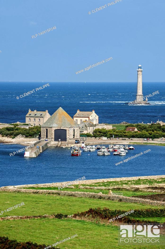 Imagen: Lighthouse and lifeboat station in the Goury port near Auderville at the Cap de La Hague, Cotentin peninsula, Lower Normandy, France.