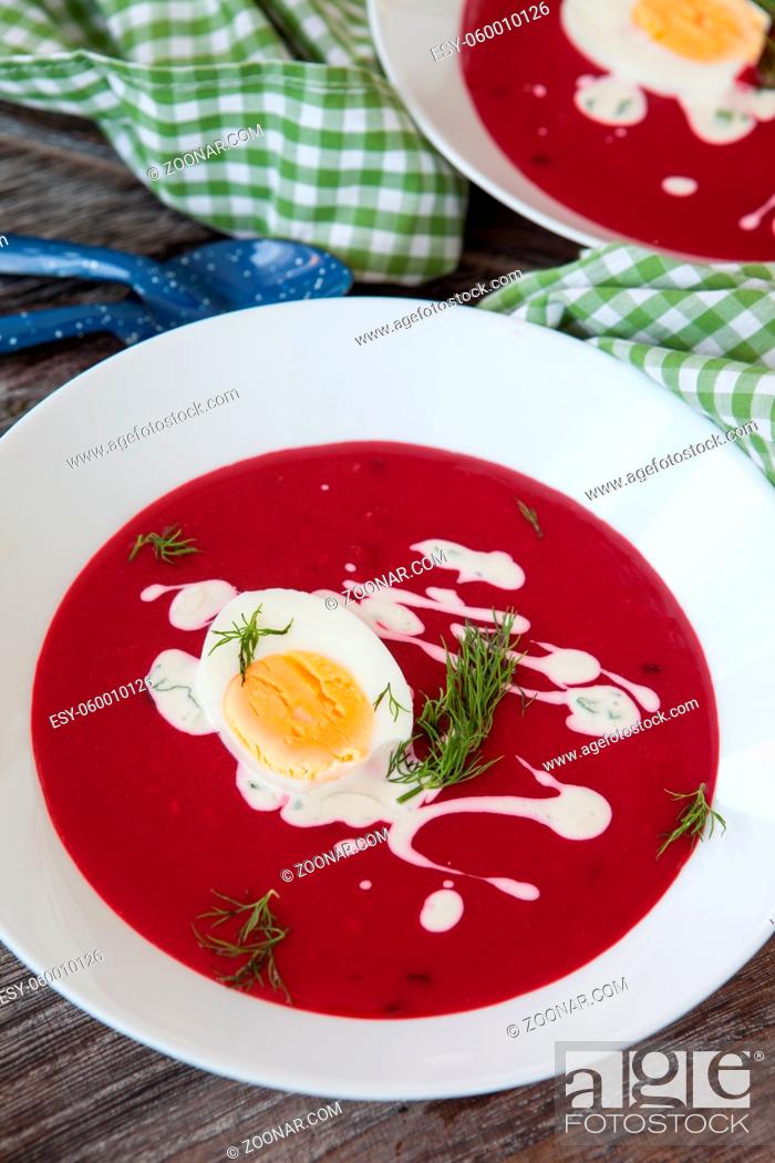 Stock Photo: Hausgemachte Rote-Beete-Suppe mit Dill und Creme fraiche.