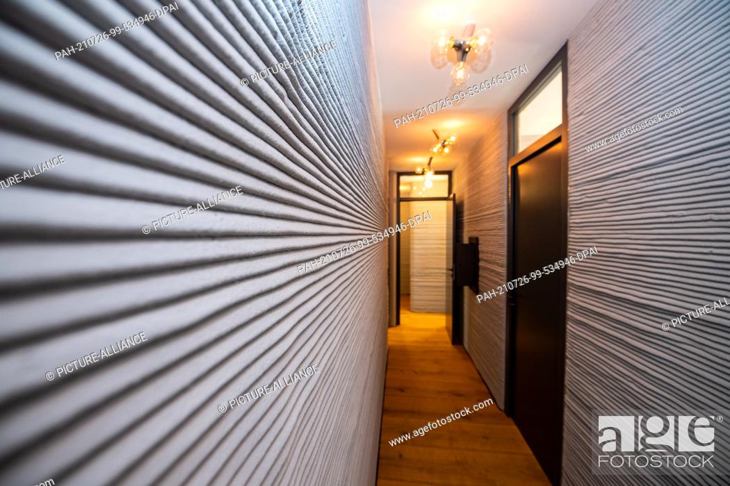 Stock Photo: 26 July 2021, North Rhine-Westphalia, Beckum: In the hallway of the first 3D printing house, one can see the concrete layers applied by means of a 3D concrete.