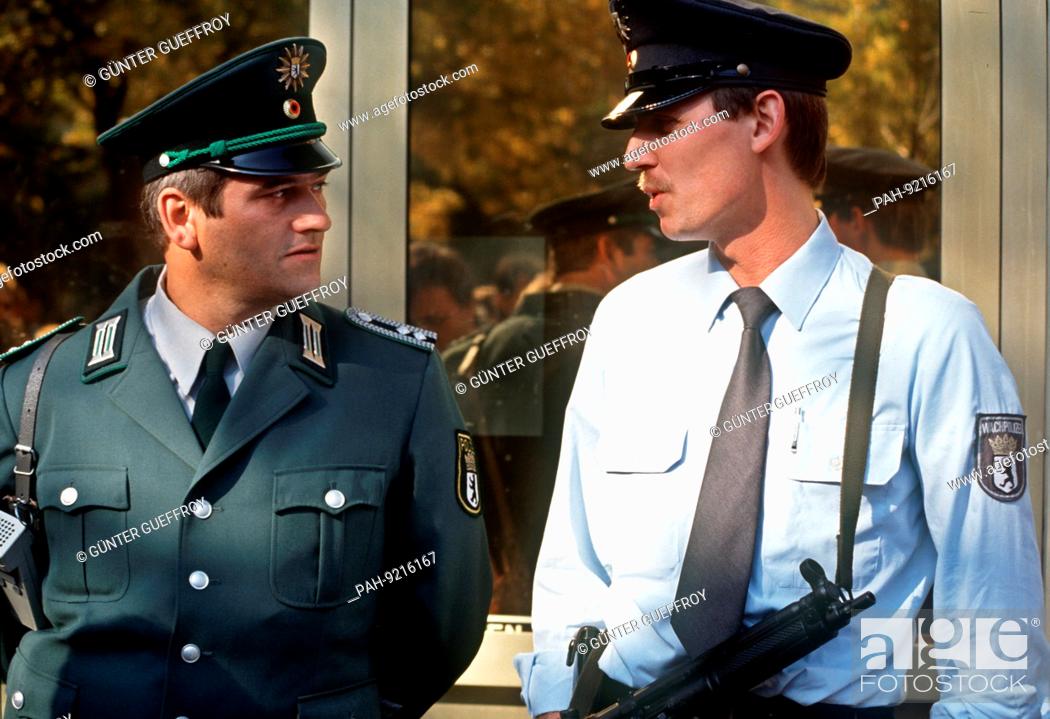 Police officers of West and East (L) Berlin chat at the German Unification Day in Berlin, Foto de Stock, Imagen Protegidos PAH-9216167 | agefotostock
