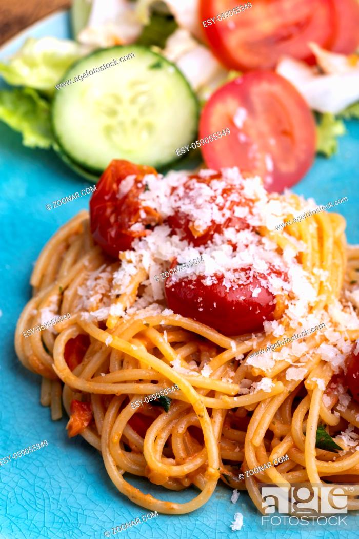 Stock Photo: Spaghetti Pasta mit Kirschtomaten.