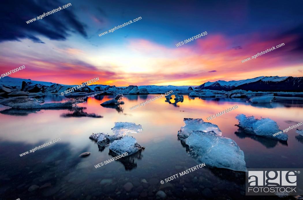 Stock Photo: Iceland, Vatnajokull National Park, Sunset, icebergs floating in Jokulsarlon Ice Lagoon.