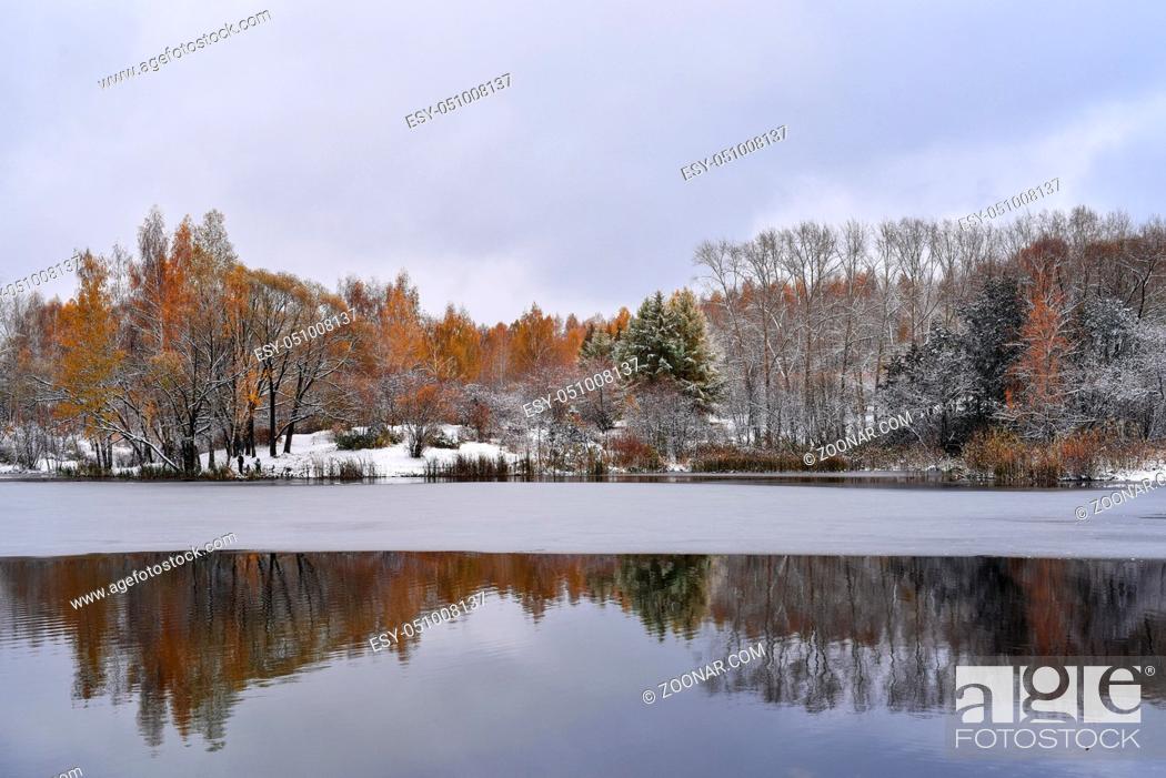 Stock Photo: Gloomy cold October day in the autumn park near the lake.