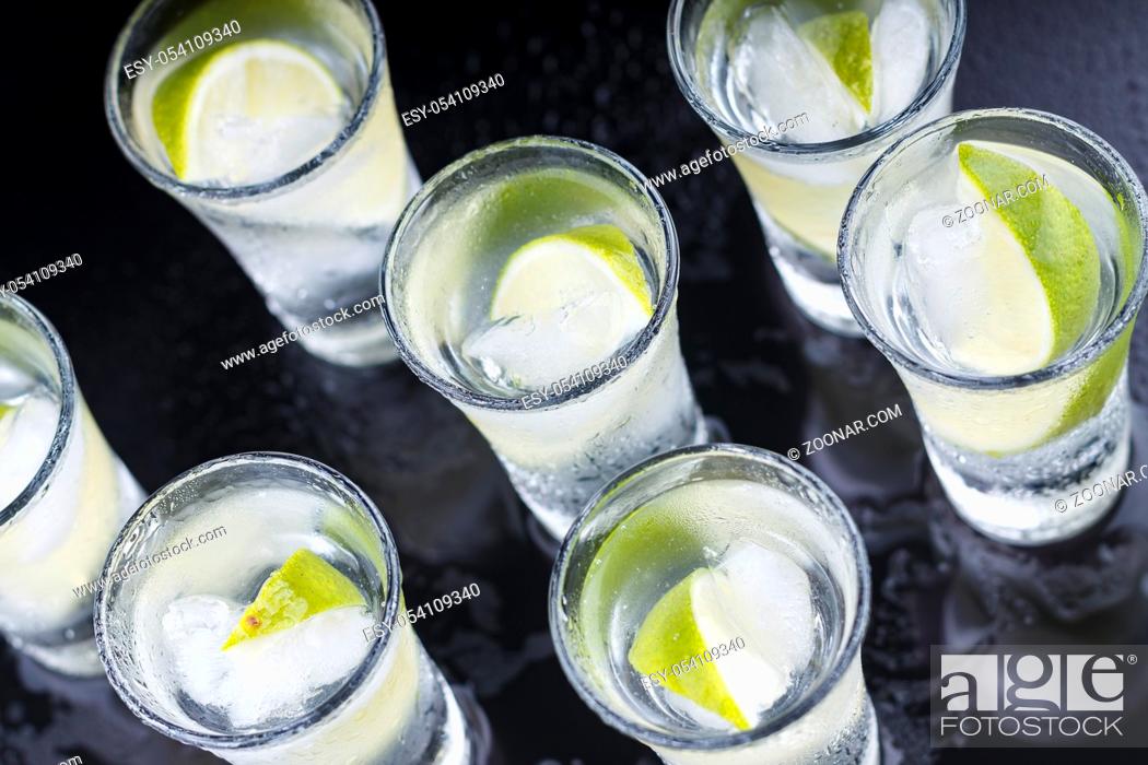Imagen: Cocktail. Vodka, gin tequila with lime Restaurant. top veiw.