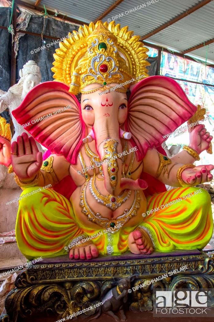 Photo de stock: Statue of Hindu God Ganesha. close up of Ganesha Idol at an artist's workshop during Ganesha Festival.