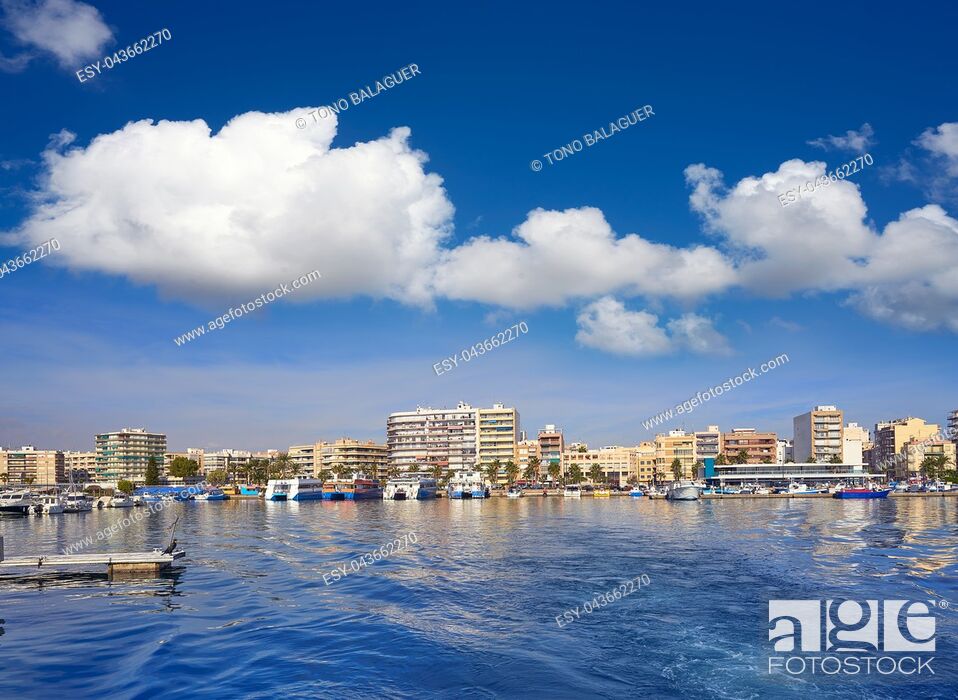 Imagen: Santa Pola port and skyline in Alicante of Spain.
