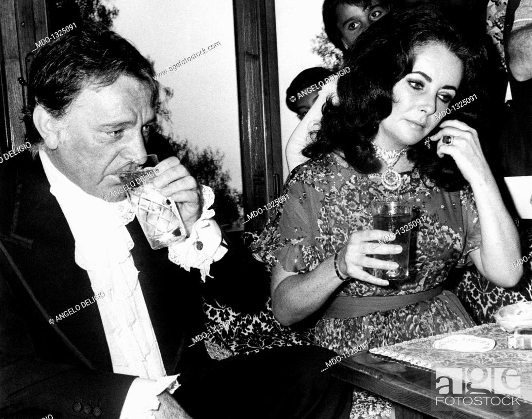 Artístico Tratar noche Elizabeth Taylor and her husband Richard Burton drink seated at a table,  Foto de Stock, Imagen Derechos Protegidos Pic. MDO-1325091 | agefotostock