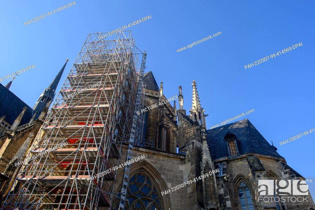 Imagen: PRODUCTION - 02 March 2022, Saxony-Anhalt, Halberstadt: Scaffolding can be seen on the facade of Halberstadt Cathedral. Rock had fallen from a buttress on the.