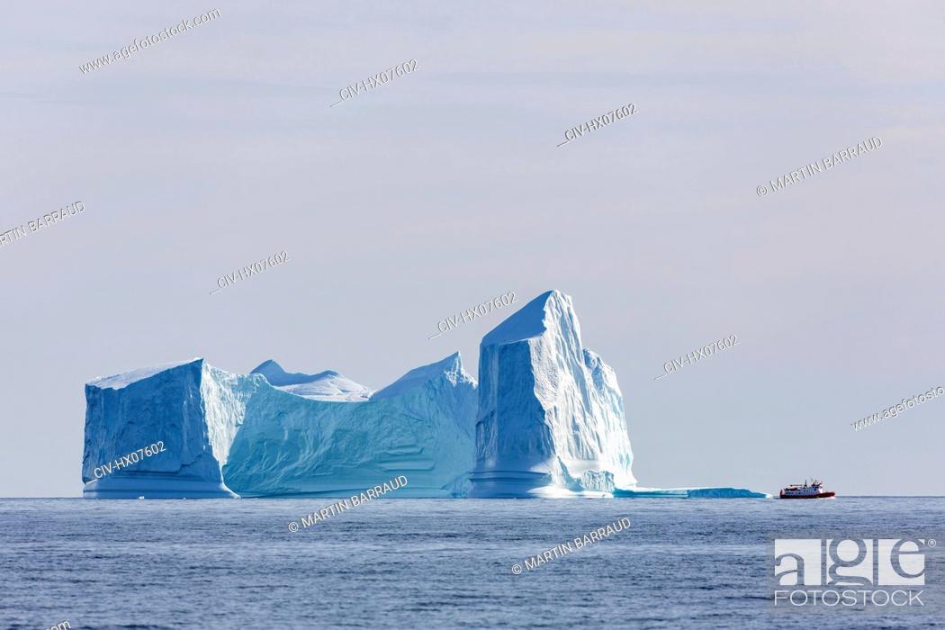 Imagen: Majestic iceberg formations on sunny blue Atlantic Ocean Greenland.