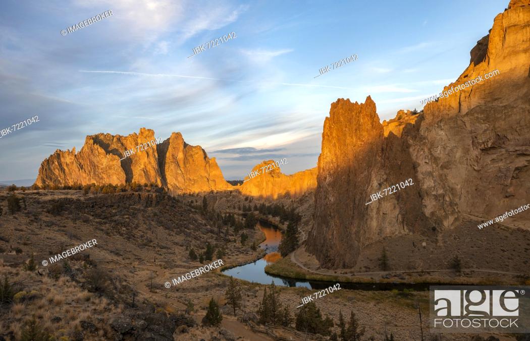 Stock Photo: Red rock walls at sunrise, course of the Crooked River, canyon with rock formations, The Red Wall, Smith Rock State Park, Oregon, USA, North America.