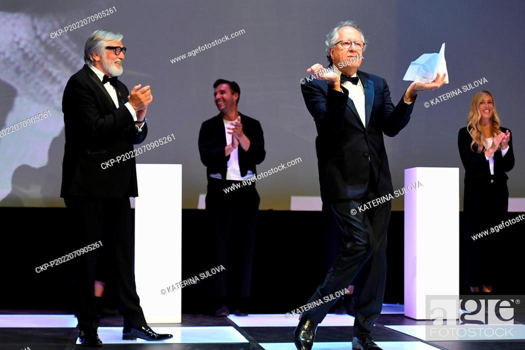 Imagen: Australian actor Geoffrey Rush, right, received Crystal Globe award for his contribution to world cinematography within the 56th International Film Festival.