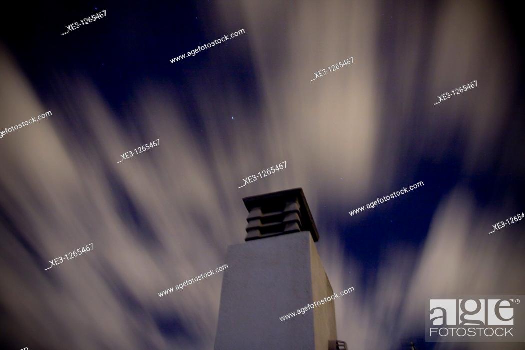 Stock Photo: Cielo nocturno desde la azotea.