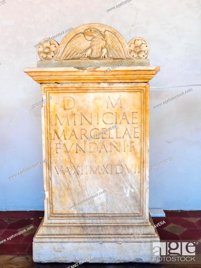 Photo de stock: Funerary altar of Minicia Marcella, daughter of Caius Minicius Fundanus, who died at the age of twelve years, eleven months and seven days.
