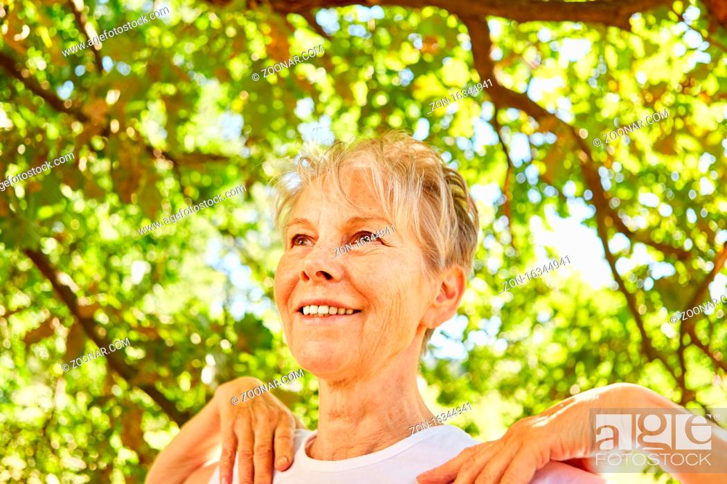Stock Photo: Entspannte Senior Frau macht eine Atemübung für Gesundheit und Wohlfühlen.