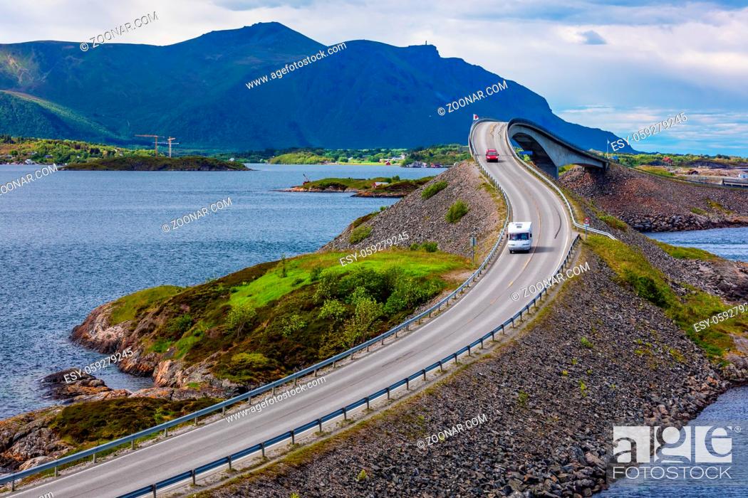 Imagen: Caravan car travels on the highway. Atlantic Ocean Road or the Atlantic Road (Atlanterhavsveien) been awarded the title as (Norwegian Construction of the.