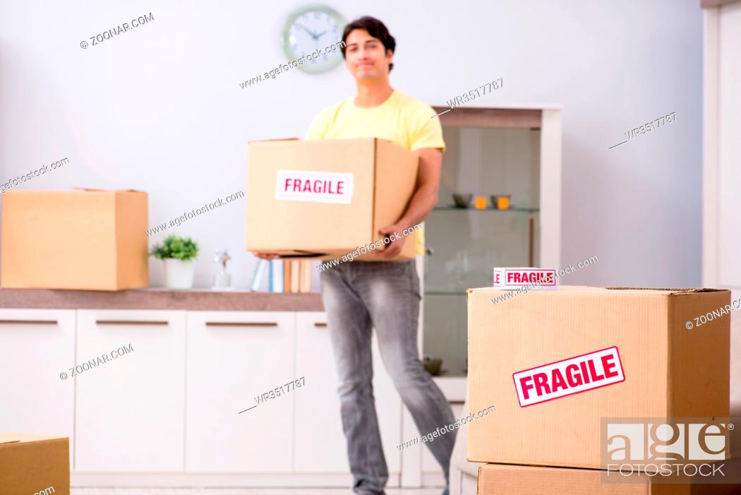 Imagen: Man moving house and relocating with fragile items.