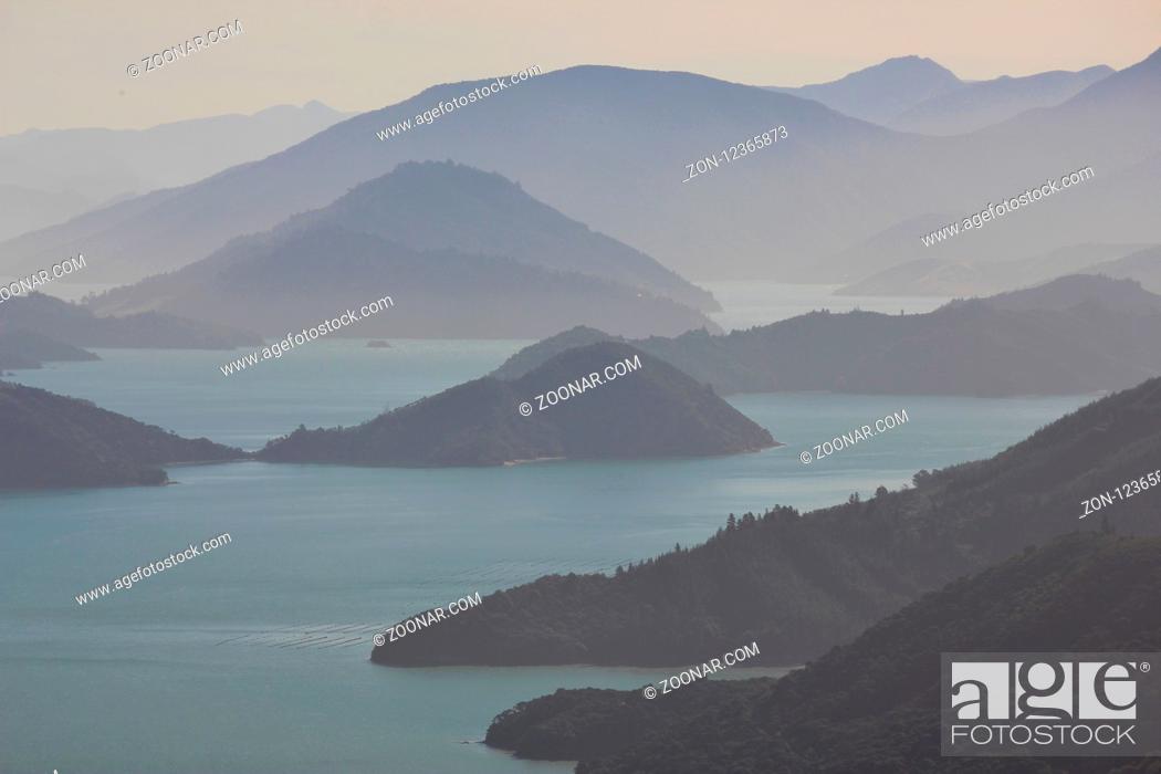 Imagen: Unique landscape in New Zealand. Scene in the Marlborough Sounds.