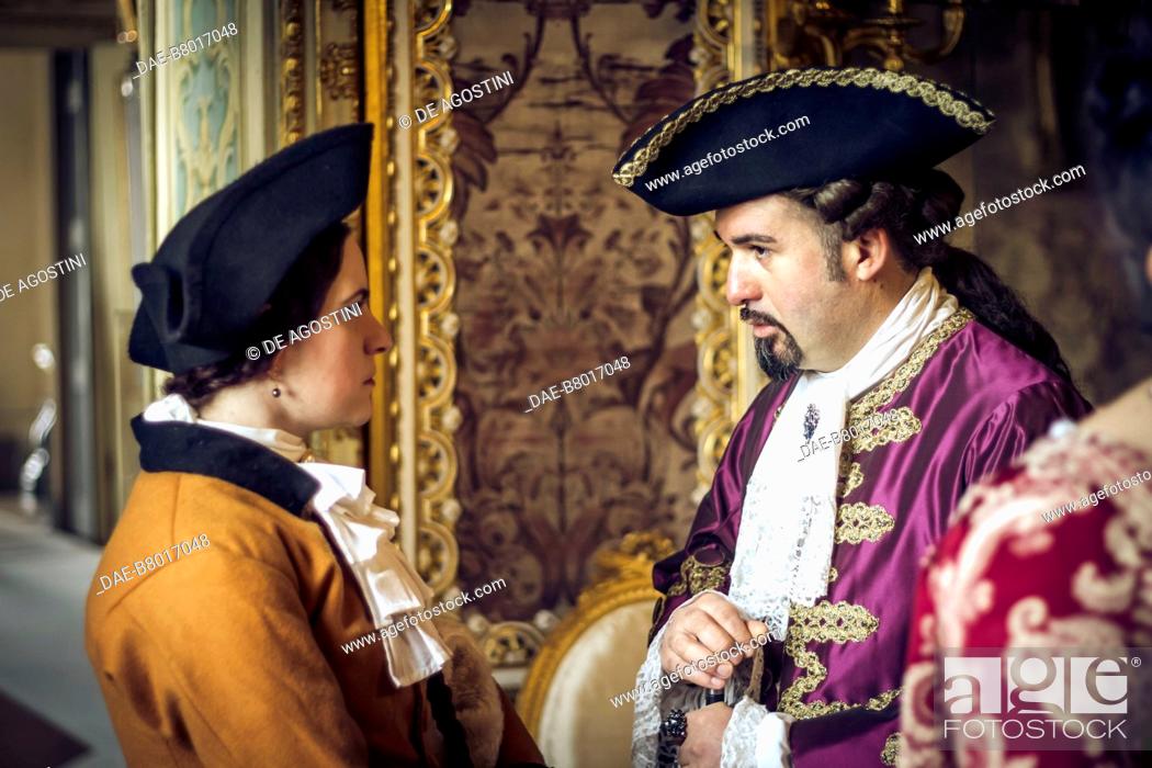 Imagen: Nobleman and lady wearing tricorn hats, court life in the Stupinigi hunting lodge, Italy, 18th century. Historical re-enactment.