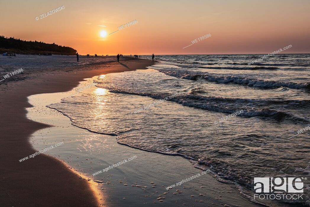 Imagen: Baltic Sea waves in Debki village in administrative district of Gmina Krokowa, within Puck County, Pomeranian Voivodeship, northern Poland.