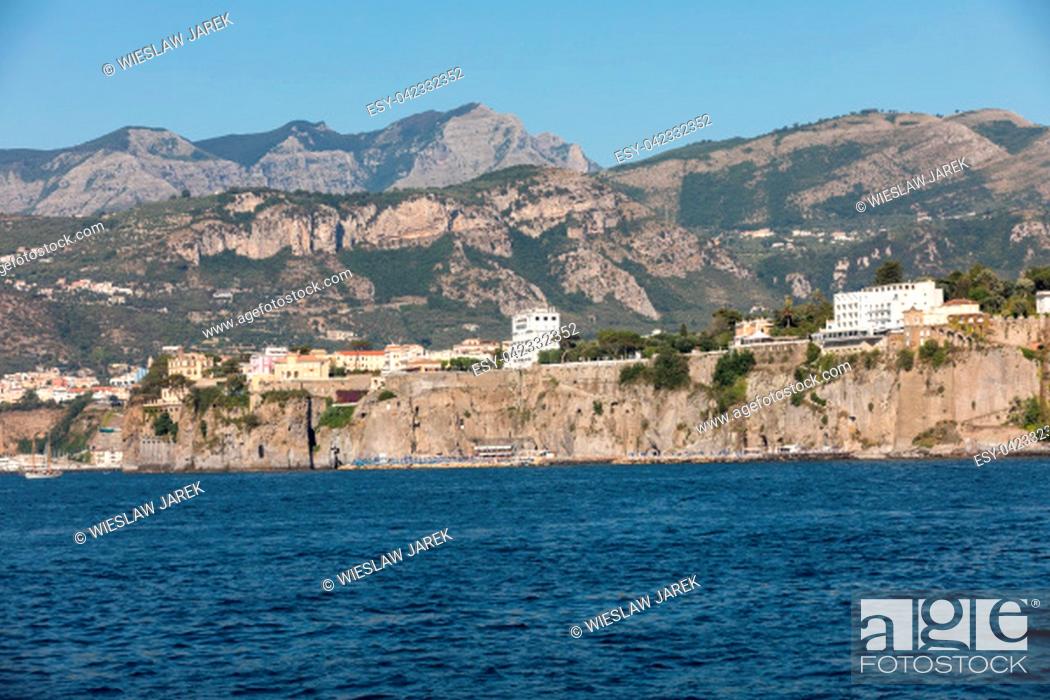 Imagen: Town of Sorrento as seen from the water, Campania, Italy.