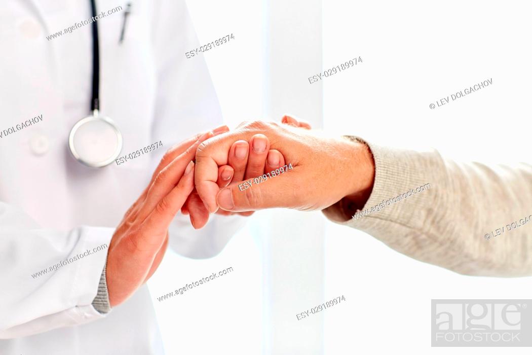Imagen: medicine, age, support, healthcare and people concept - close up of doctor or nurse holding senior man hand at hospital.