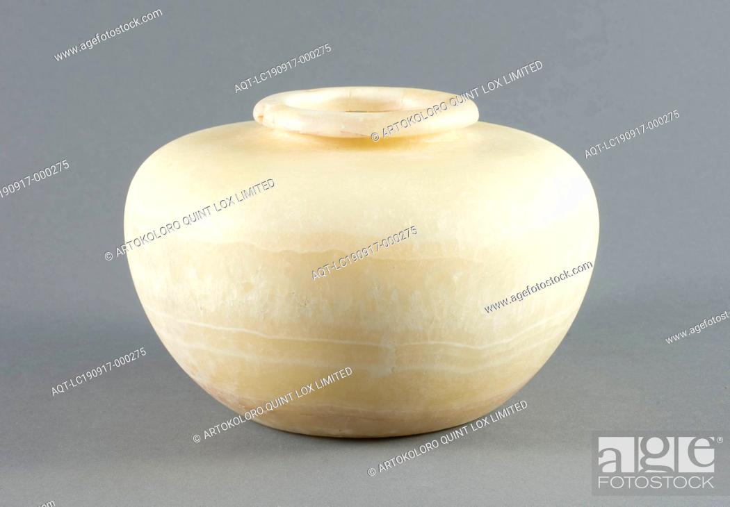 Photo de stock: Jar, Early Dynastic Period–Old Kingdom, Dynasty 1–8 (about 3000–2160 BC), Egyptian, Egypt, Calcite, 11.4 × 17.5 × 17.5 cm (4 1/2 × 6 7/8 × 6 7/8 in.).