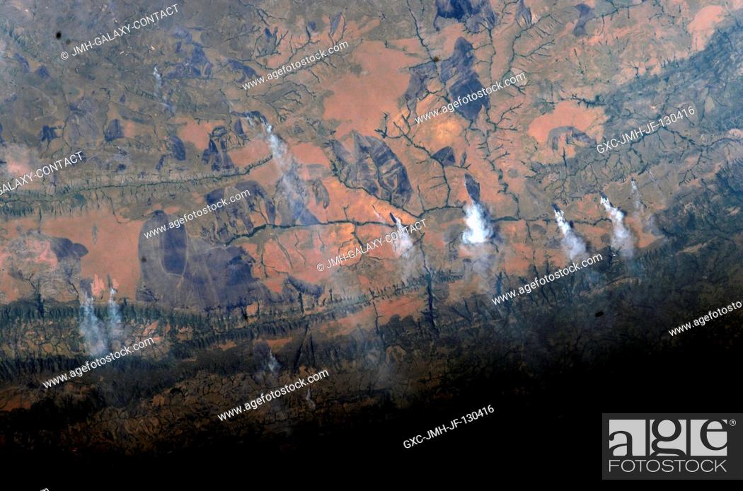 Imagen: This digital still image from the International Space Station features fire scars and smoke plumes resulting from biomass burning in the savannahs of the.