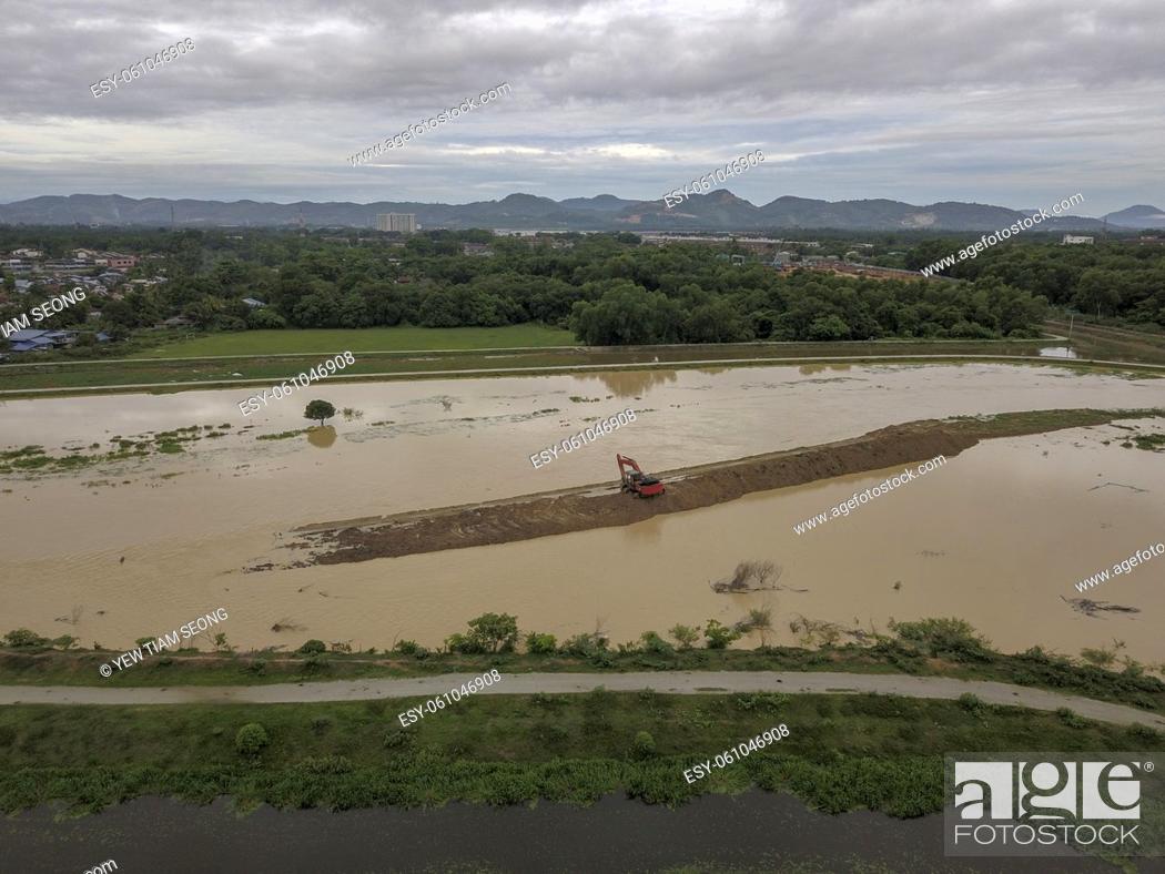 Imagen: Flood at river near agricultural farm of Malaysia.