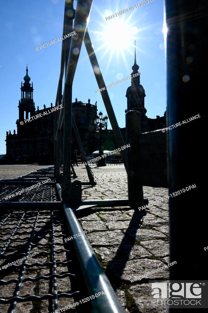 Stock Photo: 09 September 2021, Saxony, Dresden: Barrier grids, so-called Hamburg grids, stand on Theaterplatz in front of the Hofkirche (l-r).